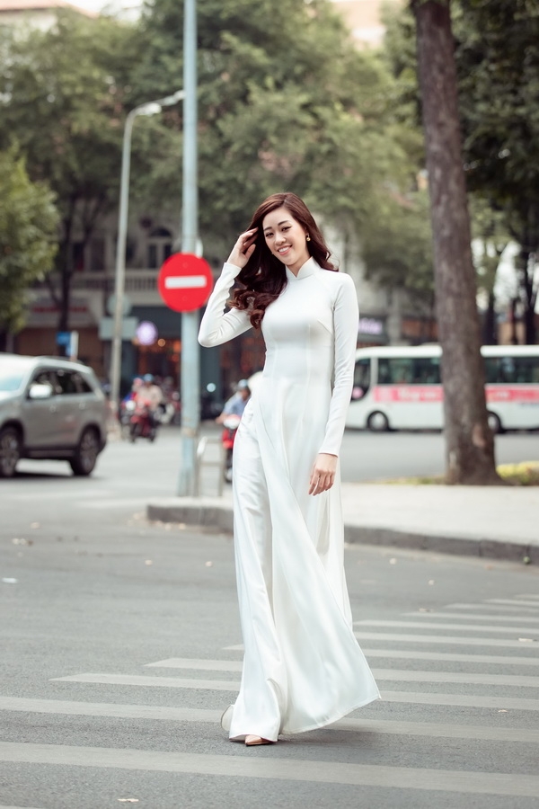 hoa hau khanh van dien ao dai xuong pho don xuan