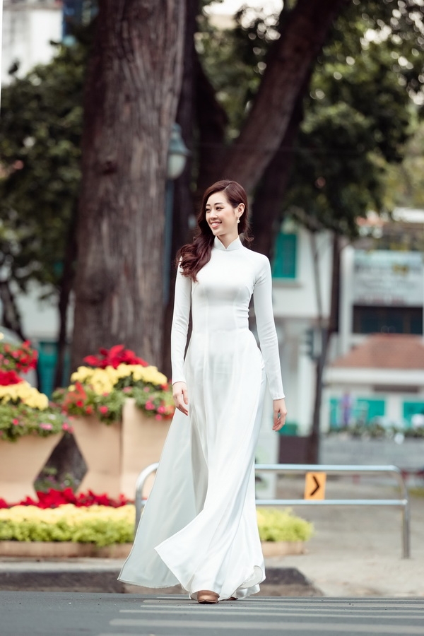 hoa hau khanh van dien ao dai xuong pho don xuan