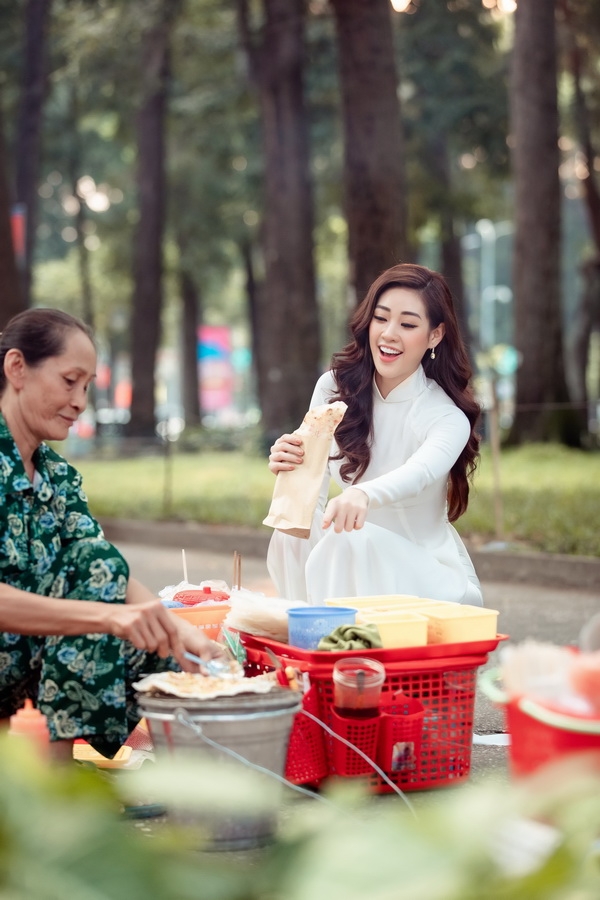 hoa hau khanh van dien ao dai xuong pho don xuan