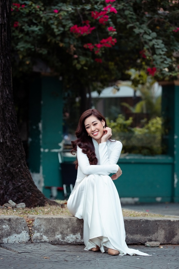 hoa hau khanh van dien ao dai xuong pho don xuan
