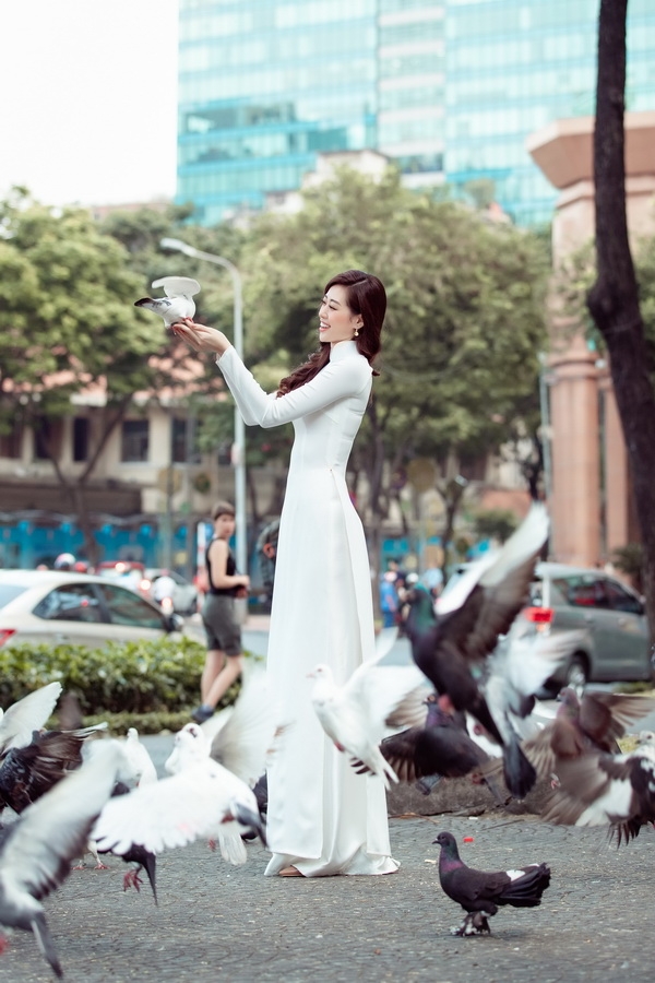 hoa hau khanh van dien ao dai xuong pho don xuan