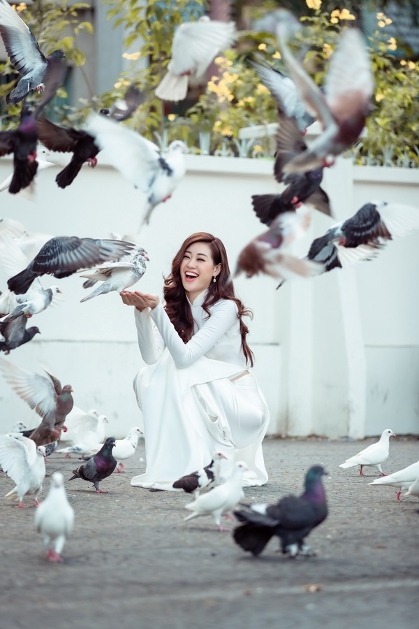hoa hau khanh van dien ao dai xuong pho don xuan