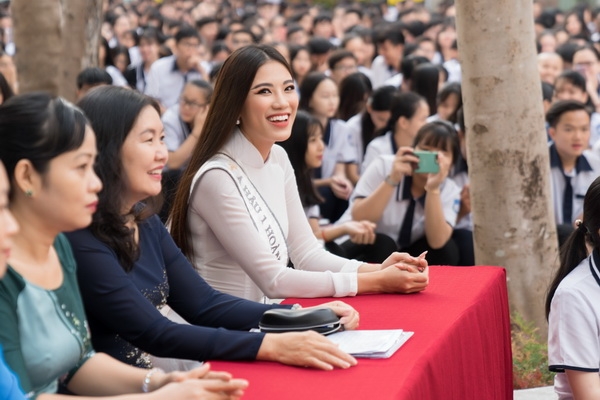 a hau kim duyen trao hoc bong cho hoc sinh sinh vien can tho