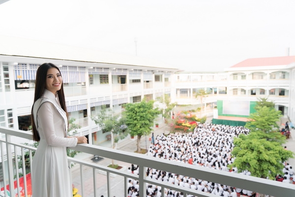 a hau kim duyen trao hoc bong cho hoc sinh sinh vien can tho