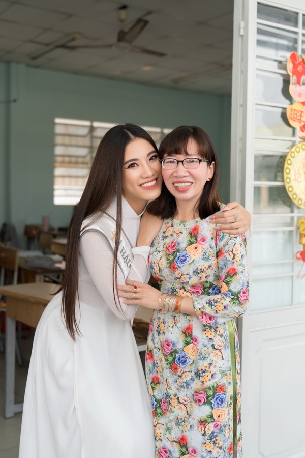 a hau kim duyen trao hoc bong cho hoc sinh sinh vien can tho