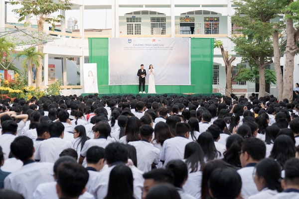 a hau kim duyen trao hoc bong cho hoc sinh sinh vien can tho