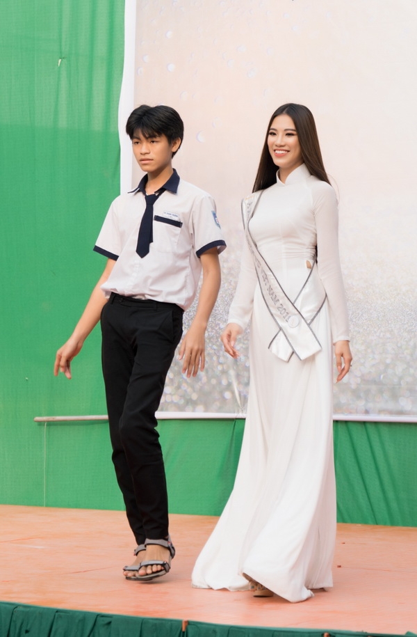 a hau kim duyen trao hoc bong cho hoc sinh sinh vien can tho