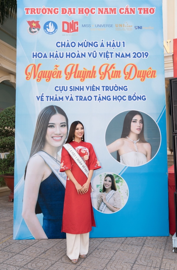 a hau kim duyen trao hoc bong cho hoc sinh sinh vien can tho