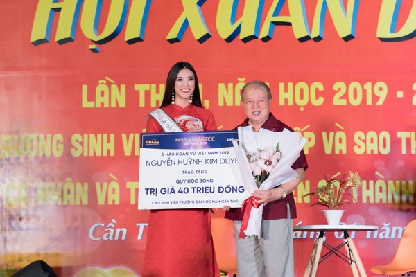 a hau kim duyen trao hoc bong cho hoc sinh sinh vien can tho