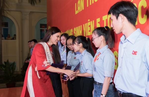 a hau kim duyen trao hoc bong cho hoc sinh sinh vien can tho