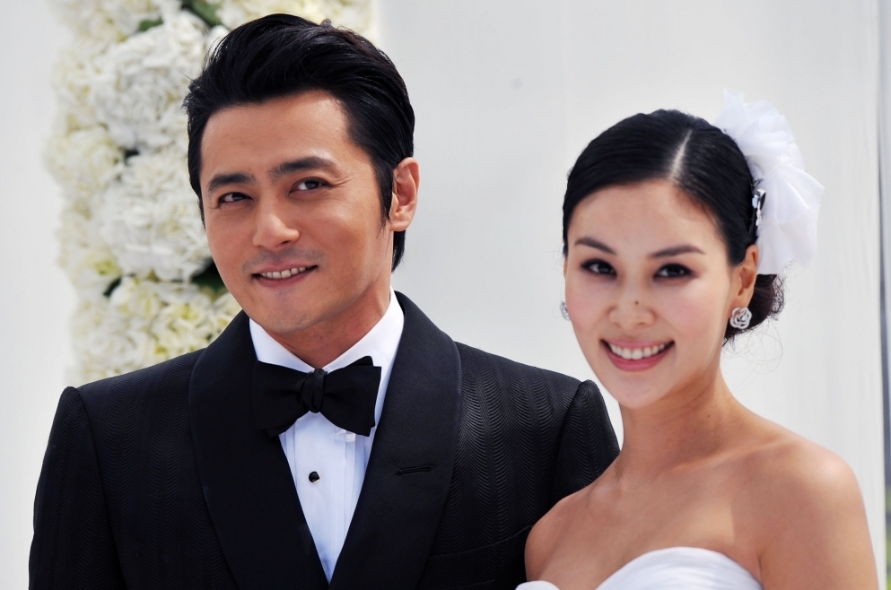 Vợ Jang Dong Gun khóa bình luận vì ồn ào bê bối tình dục của chồng