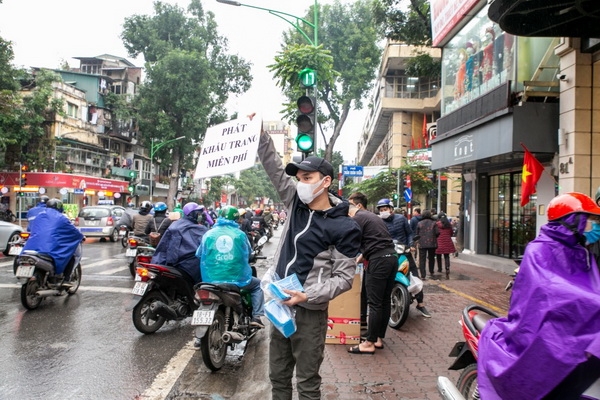 khac viet mua 30000 khau trang phat tang nguoi dan