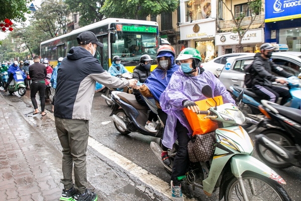 khac viet mua 30000 khau trang phat tang nguoi dan