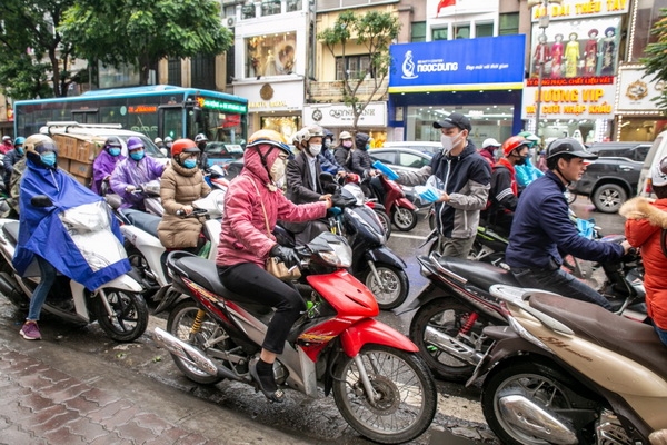 khac viet mua 30000 khau trang phat tang nguoi dan