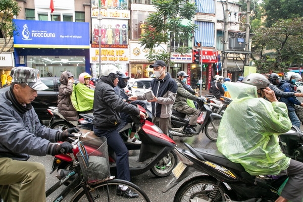 khac viet mua 30000 khau trang phat tang nguoi dan