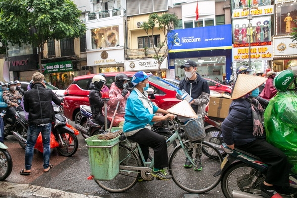 khac viet mua 30000 khau trang phat tang nguoi dan