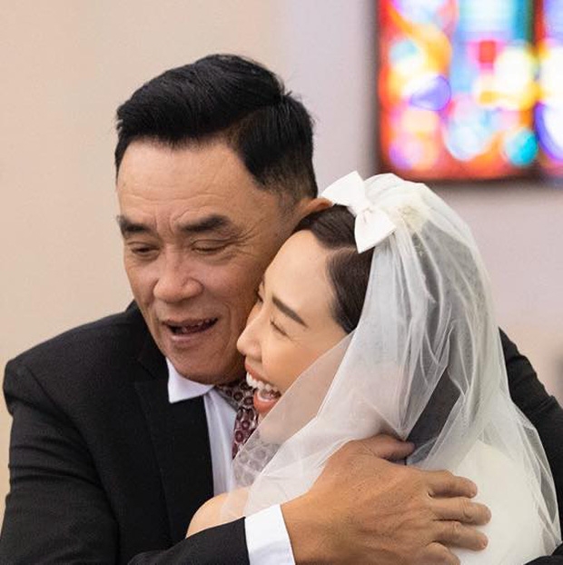 cha toc tien chia se khoanh khac hanh phuc ben con gai trong le cuoi