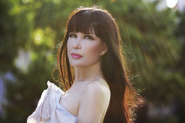 ca si nhat ha quay lai anh den san khau vi nghe loi chong
