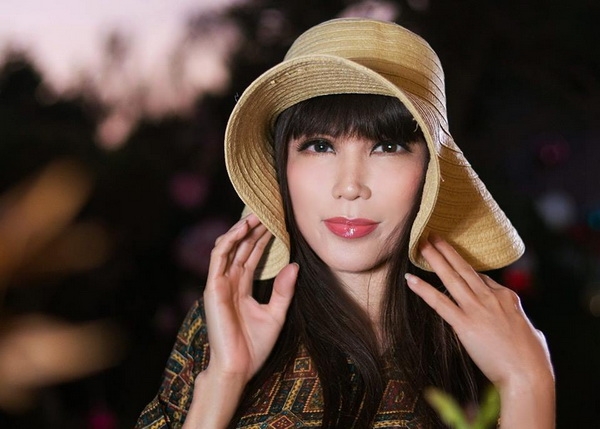ca si nhat ha quay lai anh den san khau vi nghe loi chong