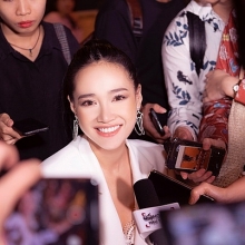 nha phuong mac vay cuoi khoe vong mot goi cam