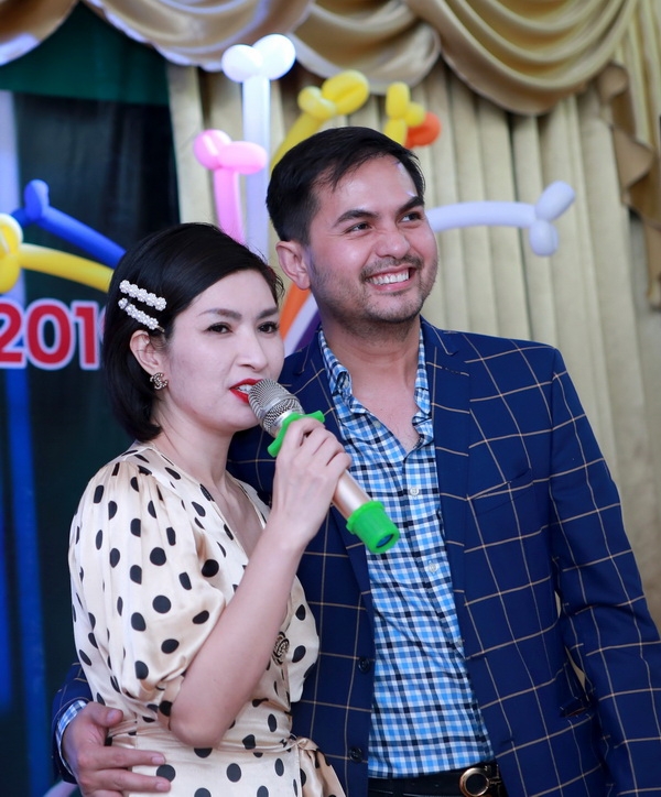 Nguyễn Hồng Nhung hạnh phúc trong vòng tay khán giả sau scandal lộ ảnh nóng nguyen hong nhung hanh phuc trong vong tay khan gia sau scandal lo anh nong
