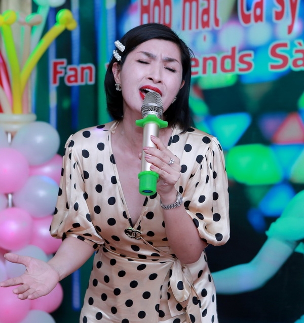 Nguyễn Hồng Nhung hạnh phúc trong vòng tay khán giả sau scandal lộ ảnh nóng nguyen hong nhung hanh phuc trong vong tay khan gia sau scandal lo anh nong