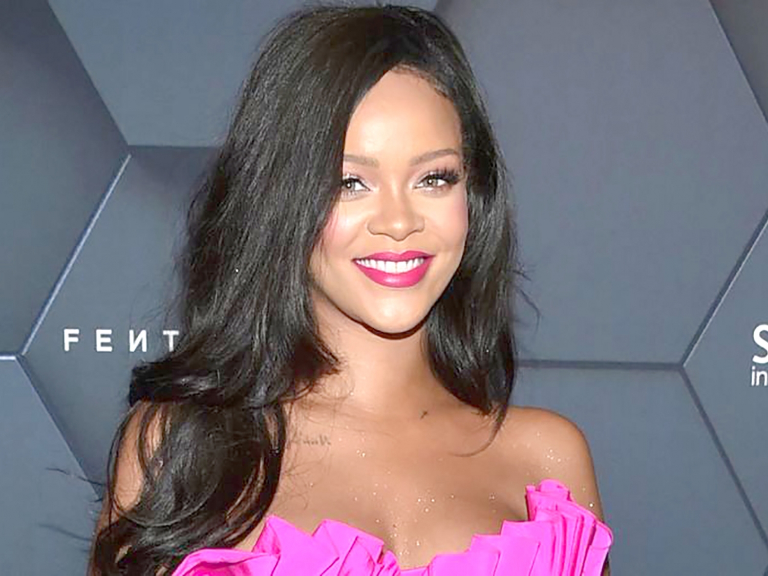 rihanna quyen gop 5 trieu usd chong covid 19