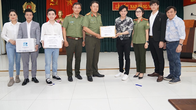 dan truong tang 30000 khau trang phong chong dich covid 19