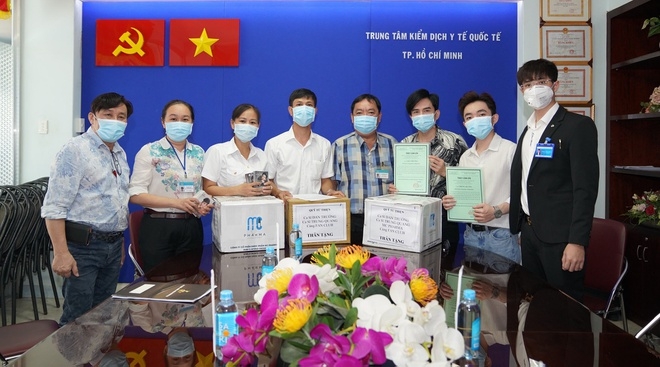 dan truong tang 30000 khau trang phong chong dich covid 19