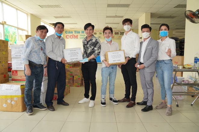 dan truong tang 30000 khau trang phong chong dich covid 19