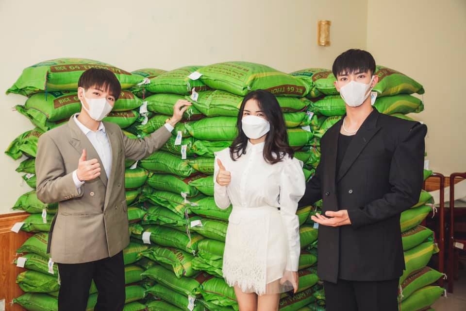 hoa minzy duc phuc va erik quyen gop 300 trieu chong dich covid 19