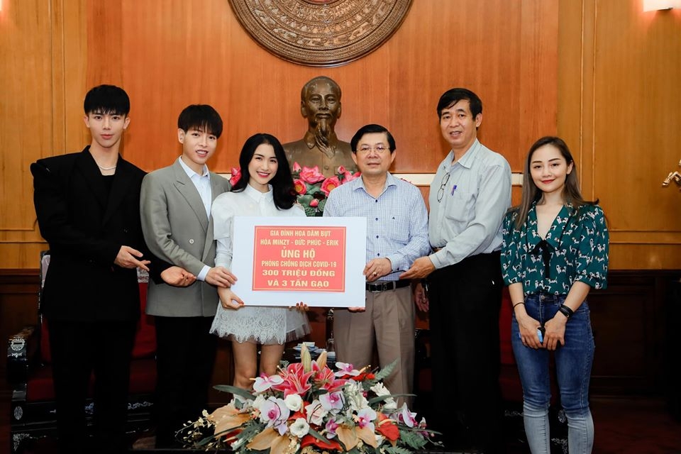 hoa minzy duc phuc va erik quyen gop 300 trieu chong dich covid 19