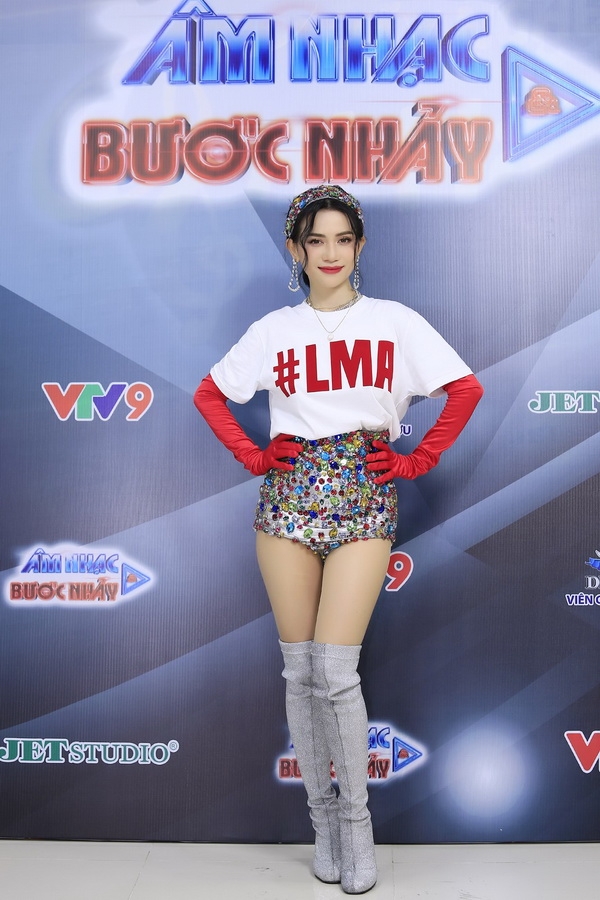 thu thuy si thanh do sac voc va khoe vu dao boc lua tren san khau