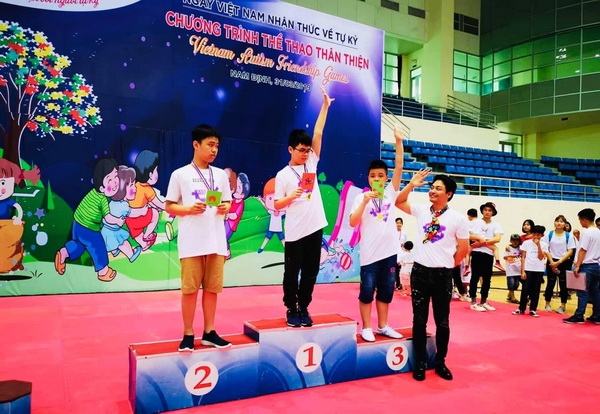 mc phan anh dong hanh cung thai thuy linh nang cao nhan thuc tre tu ky
