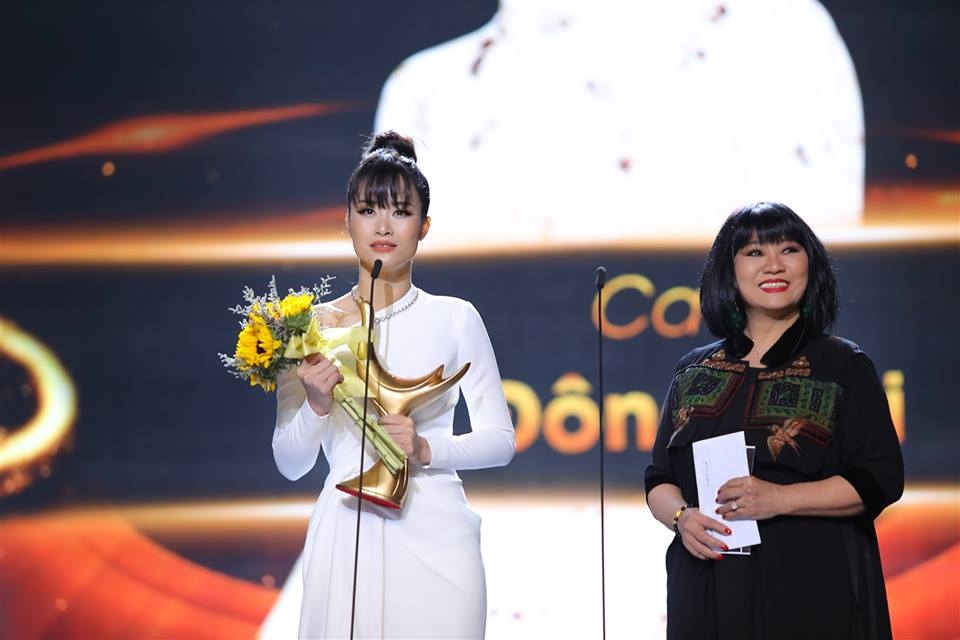 dong nhi bat khoc khi nhan giai ca si cua nam giai cong hien 2019