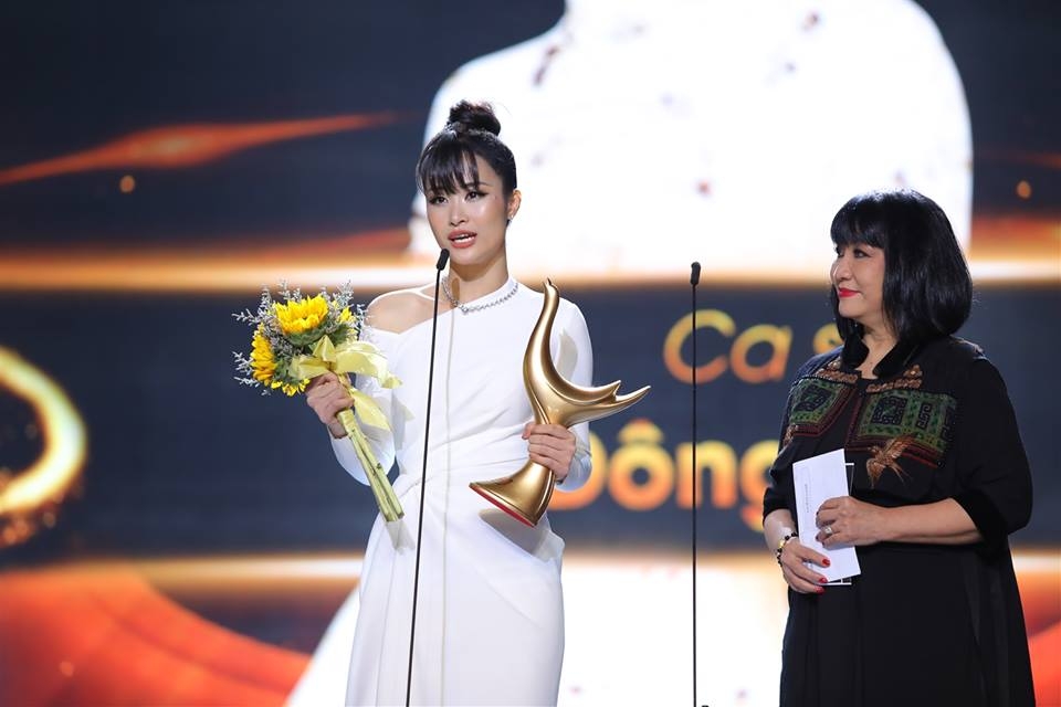 dong nhi bat khoc khi nhan giai ca si cua nam giai cong hien 2019