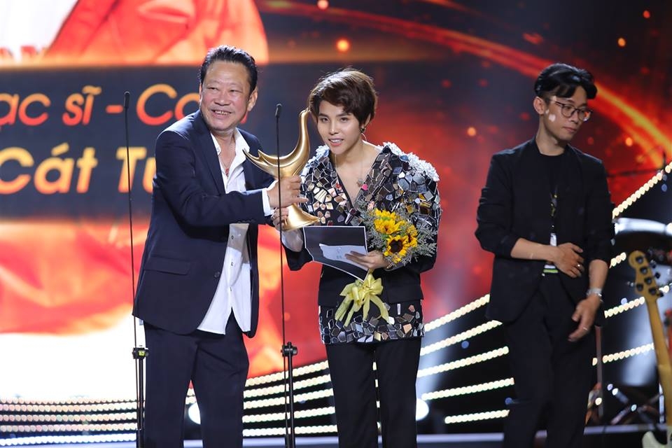 dong nhi bat khoc khi nhan giai ca si cua nam giai cong hien 2019