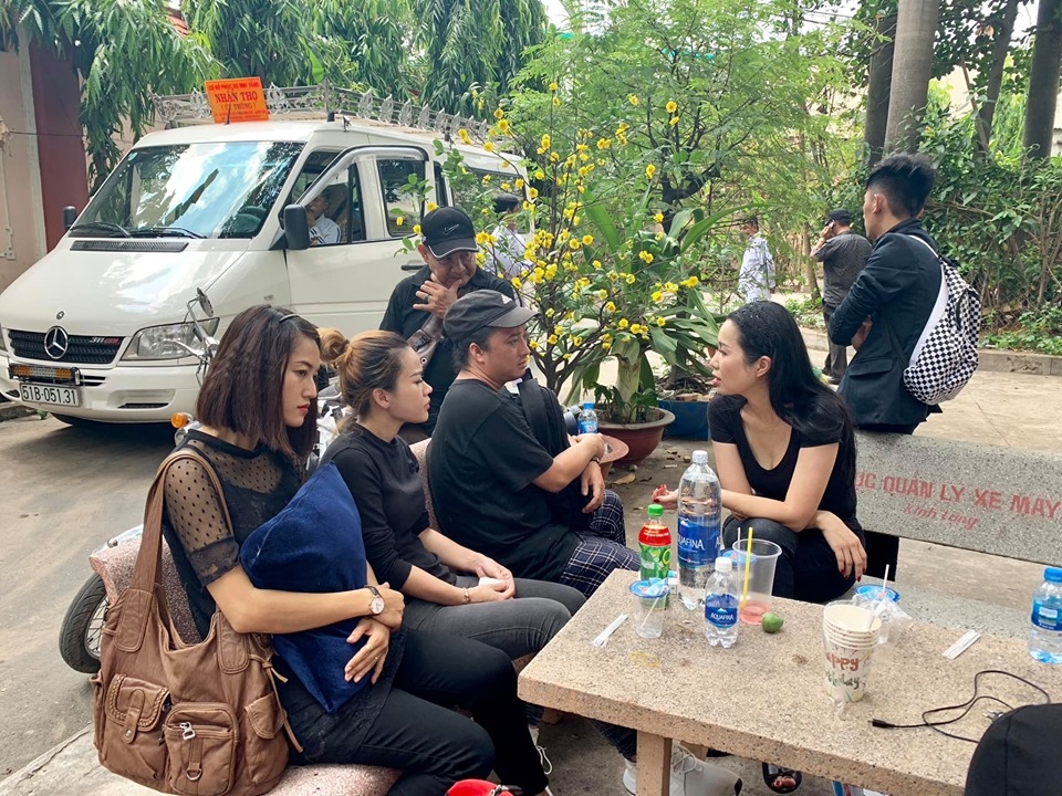 nghe si viet xot xa truoc su ra di cua dien vien le binh