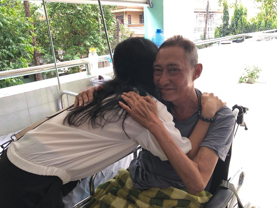 nghe si viet xot xa truoc su ra di cua dien vien le binh