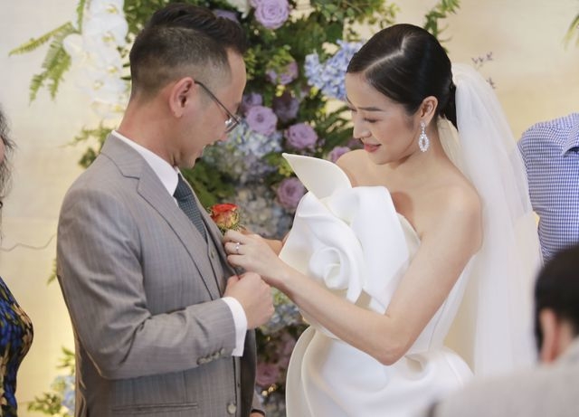 mc phi linh tuoi cuoi rang ro va hanh phuc ben chu re