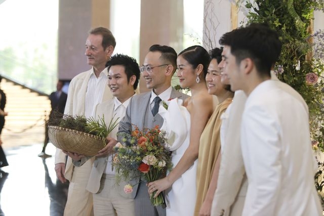 mc phi linh tuoi cuoi rang ro va hanh phuc ben chu re