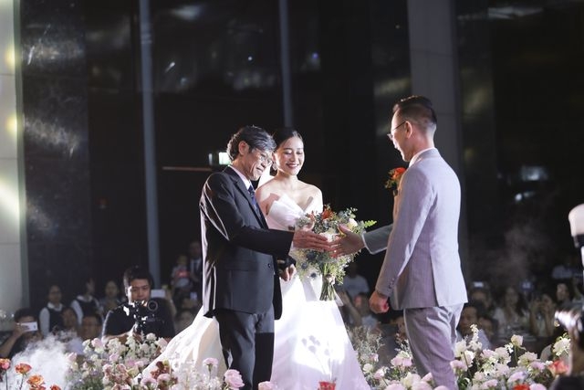 mc phi linh tuoi cuoi rang ro va hanh phuc ben chu re