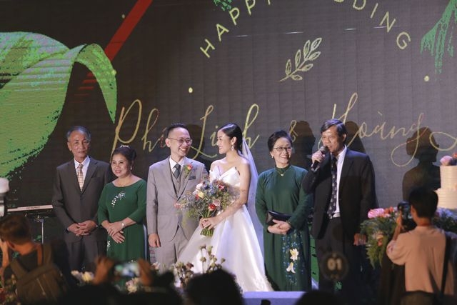 mc phi linh tuoi cuoi rang ro va hanh phuc ben chu re