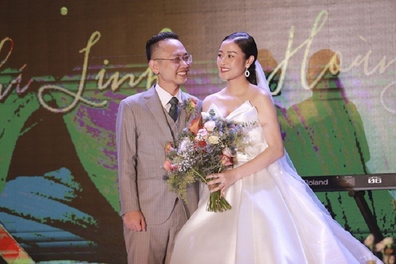 mc phi linh tuoi cuoi rang ro va hanh phuc ben chu re