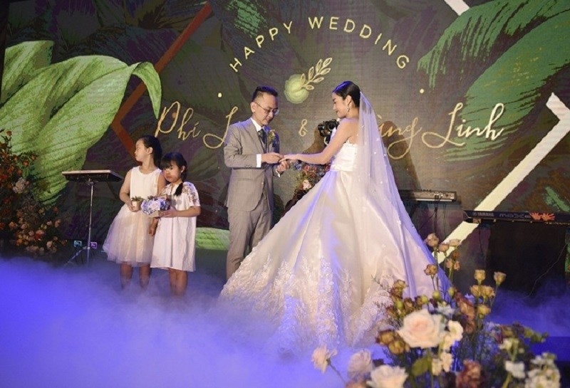 mc phi linh tuoi cuoi rang ro va hanh phuc ben chu re