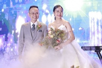 MC Phí Linh tươi cười rạng rỡ, hạnh phúc bên chú rể
