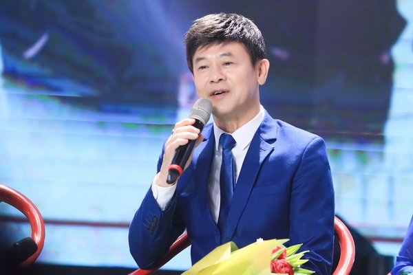 a hau hoang oanh run va hoi hop khi dan nguoi ke chuyen tinh