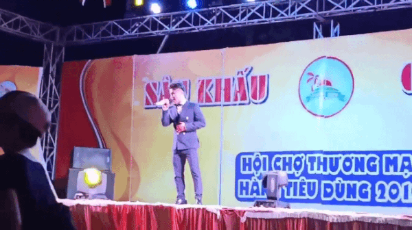 Ca sĩ Du Thiên bị khán giả ném ghế, chửi bới khi biểu diễn ca si du thien bi khan gia nem ghe chui boi khi bieu dien