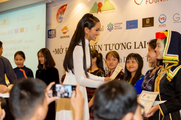 hoa hau hhen nie khoe ve duyen dang trong bo ao dai trang