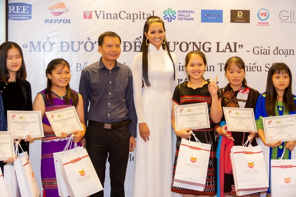 hoa hau hhen nie khoe ve duyen dang trong bo ao dai trang